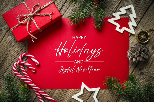 红色圣诞卡片或节日邀请函，背景为乡村风格和复古设计。平铺展示装饰、礼品盒和松树边框。红色调。图片下载