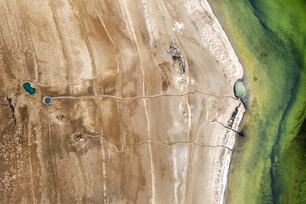 自然地下水源 裂开的干燥土壤和缩小的湖泊。自然中出现的模式，抽象形状，干旱和气候危机，水资源短缺，全球变暖和干燥的土壤。无人机照片图片下载