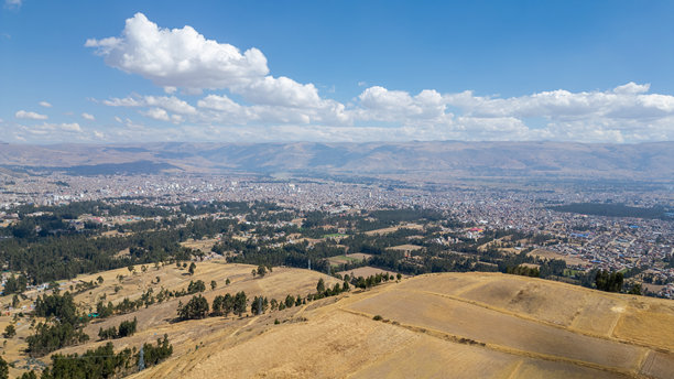 秘鲁万卡约的航拍照片，蓝天和远处的山丘生动迷人。图片下载