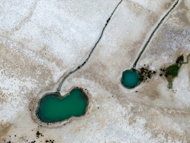 自然地下水源 裂开的干燥土壤和缩小的湖泊。自然中出现的模式，抽象形状，干旱和气候危机，水资源短缺，全球变暖和干燥的土壤。无人机照片图片下载