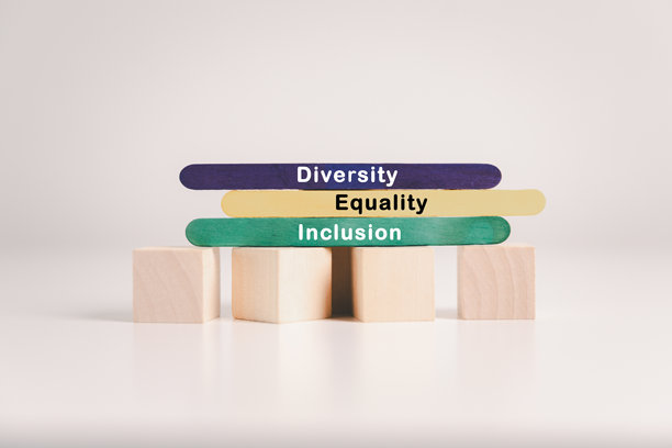 多样性、平等和包容的商业理念，字母DEI写在木块上，代表基于尊重、公平和平等机会的核心价值观。图片下载