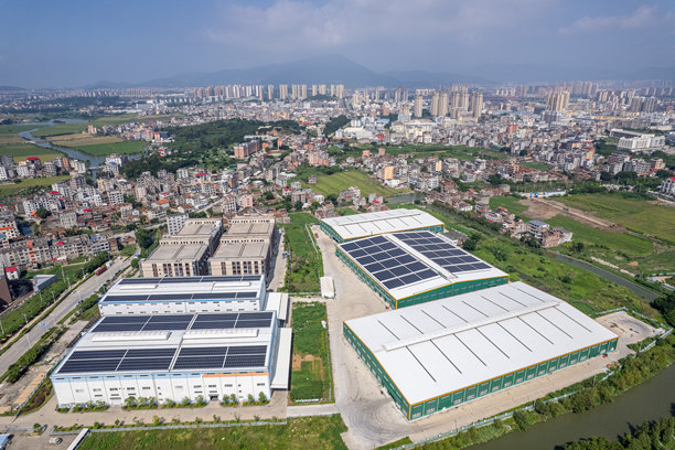 工厂内安装的光伏太阳能板的航拍照片图片下载
