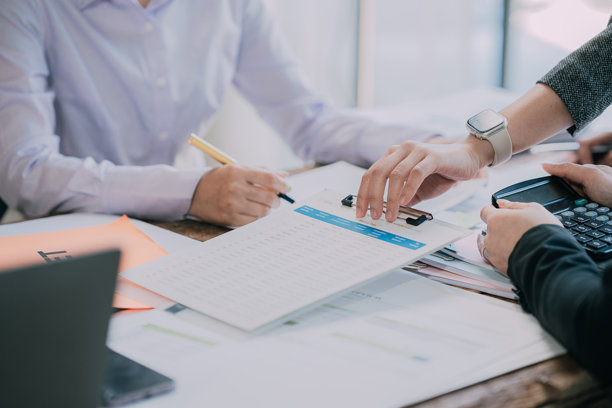 团队在会议桌上讨论项目策略，准备报告，指向信息图表。分析销售结果，进行市场调研，特写照片。图片下载