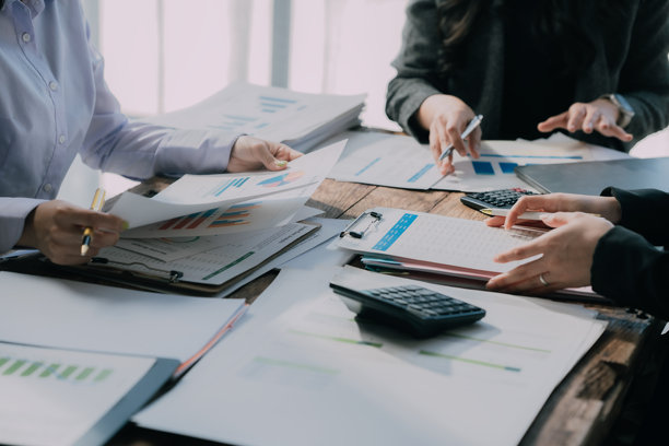 团队在会议桌上讨论项目策略，准备报告，指向信息图表。分析销售结果，进行市场调研，特写照片。图片下载