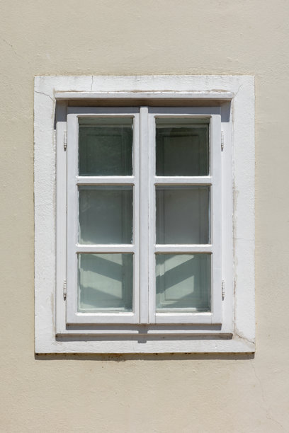 白色木框窗户与米色灰泥墙面相衬，照片背景图片下载