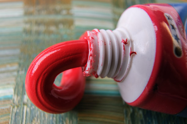 挤压油画颜料管的特写照片图片下载