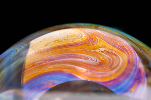 肥皂泡表面彩色光线反射的特写照片图片下载