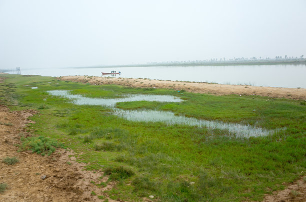 巴士拉市美丽河流的风景照片图片下载