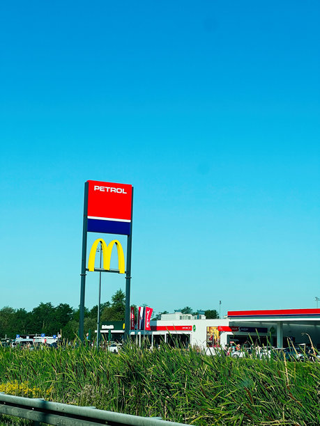 克罗地亚晴空万里的路边站，配有嘻哈风格的加油站和餐厅。图片下载