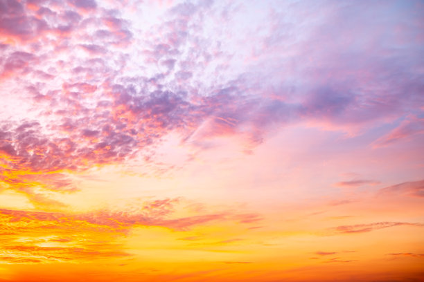 美丽奢华的柔和渐变橙金色云彩和阳光映衬在蓝天上，完美适合作为背景，拍摄于黄昏时分，黄昏，超大尺寸，高分辨率风景照片图片下载