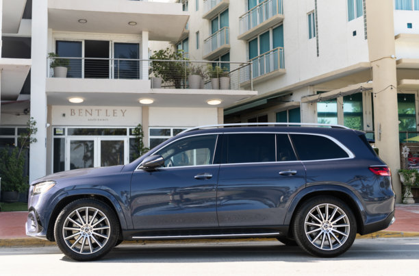 2025年梅赛德斯-奔驰GLS SUV黑色汽车。豪华跨界车梅赛德斯-奔驰GLS车型。黑色梅赛德斯-奔驰汽车停放在户外。梅赛德斯-奔驰GLS，正面视图。图片下载