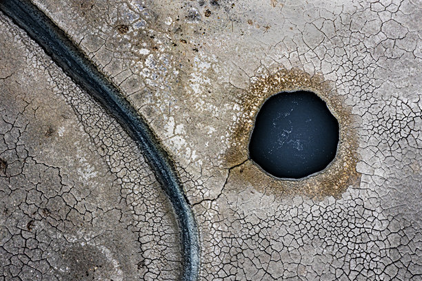 自然地下水源 裂开的干燥土壤和缩小的湖泊。自然中出现的模式，抽象形状，干旱和气候危机，水资源短缺，全球变暖和干燥的土壤。无人机照片图片下载