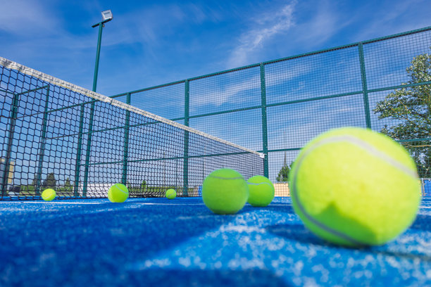 一张动态的壁球场照片，用于体育广告或推广专业运动概念图片下载