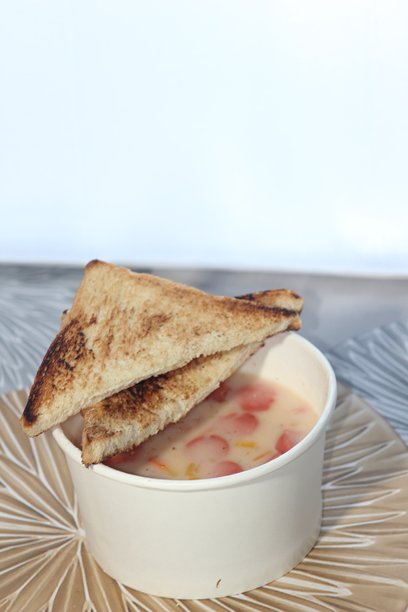 奶油汤和吐司的照片图片下载