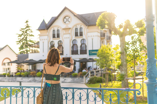 游客在法国萨利德贝尔拍摄建筑照片图片下载