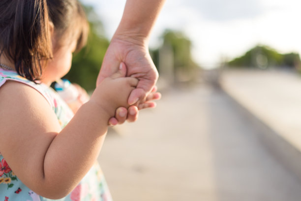 母女手握的特写照片，母亲和孩子的手图片下载