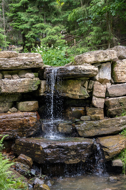 阳光明媚的日子里，森林中的石头瀑布。高质量照片图片下载