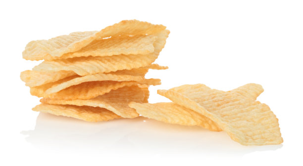 小堆薯片，背景透明。酥脆的咸味零食，适合快餐、垃圾食品、聚会和休闲，包装样机和广告模板。全聚焦照片图片下载