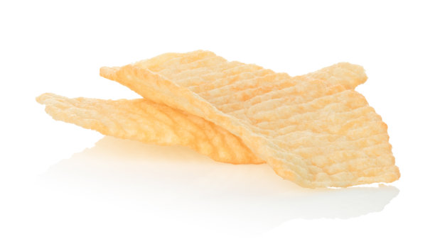 小堆薯片，背景透明。酥脆的咸味零食，适合快餐、垃圾食品、聚会和休闲，包装样机和广告模板。全聚焦照片图片下载