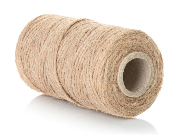 孤立在透明背景上的黄麻麻布绳线卷。用于生态和零废弃包装、手工艺和DIY、园艺、乡村装饰及品牌模型的天然纤维。全焦点照片图片下载