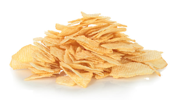 一大堆土豆片，背景透明。酥脆的咸味零食，适合快餐、垃圾食品、聚会和休闲，广告模板。全焦点照片图片下载