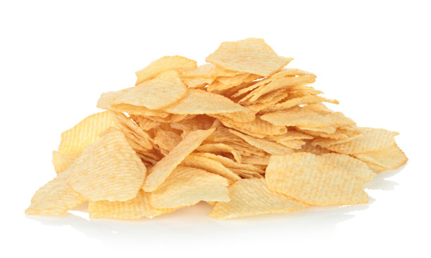 一大堆土豆片孤立在透明背景上。酥脆的咸味零食，适合快餐、垃圾食品、聚会和休闲，广告模板。全焦点照片图片下载