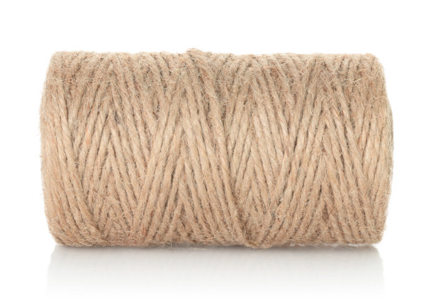 天然麻布绳线轴，背景透明。用于生态和零废弃包装、手工艺和DIY、园艺、乡村装饰及品牌展示的天然纤维。全景聚焦照片图片下载