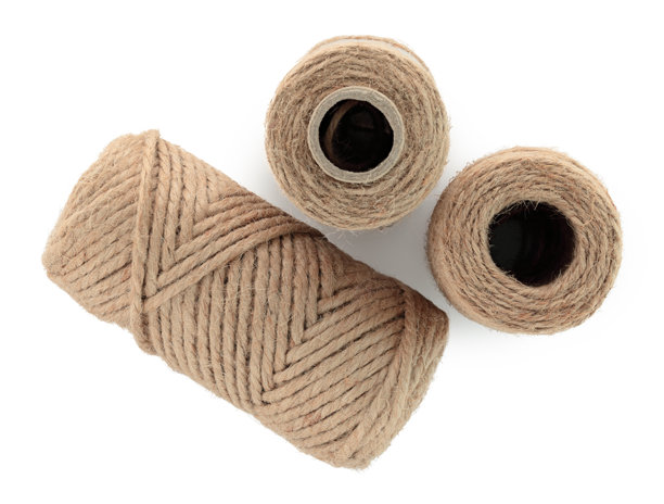孤立在透明背景上的黄麻麻布绳线卷。用于生态和零废弃包装、手工艺和DIY、园艺、乡村装饰及品牌模型的天然纤维。全焦点照片图片下载