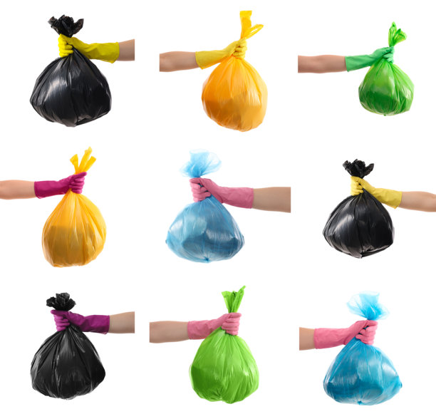 女性手持装满垃圾的塑料袋，背景为白色，配有照片集图片下载