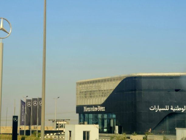 梅赛德斯-奔驰埃及是一家成立于1926年的德国豪华和商用汽车品牌，总部位于斯图加特。图片下载