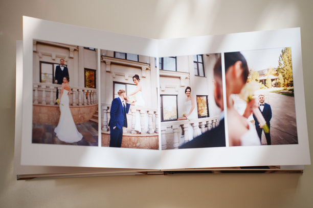 一本打开的婚礼照片书放在白色桌子上图片下载