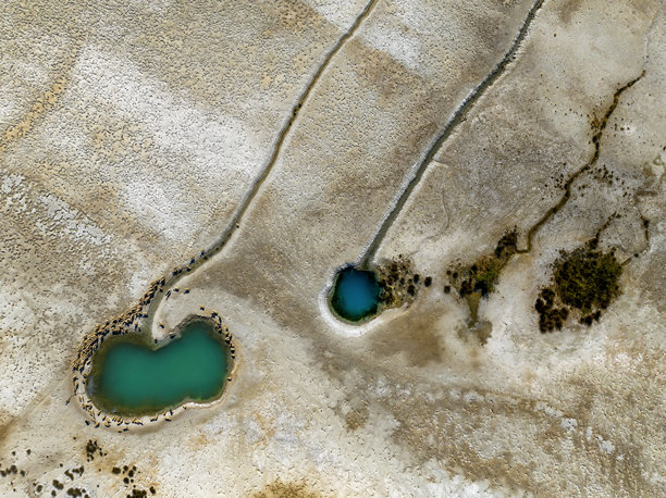 自然地下水源，羊和动物饮水。自然中出现的图案，抽象形状，干旱和气候危机，水资源短缺，全球变暖和干燥的土壤。无人机照片图片下载