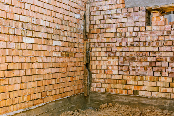 现代砖墙和门窗孔的在建房屋。高质量照片图片下载