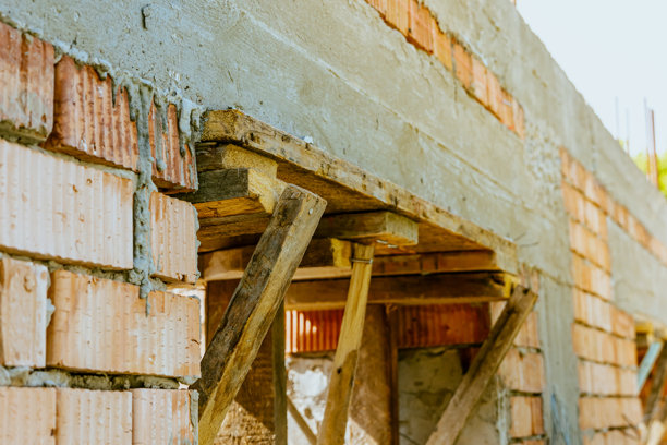 现代砖墙和门窗洞口的在建房屋。高质量照片图片下载