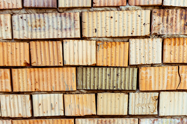 现代砖墙和门窗孔的在建房屋。高质量照片图片下载