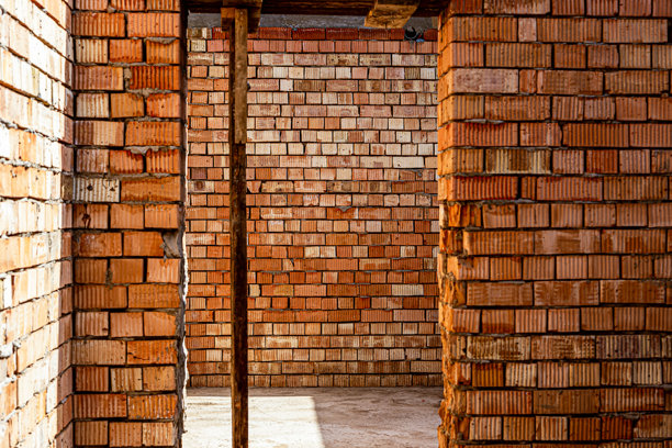 现代砖墙和门窗孔的在建房屋。高质量照片图片下载