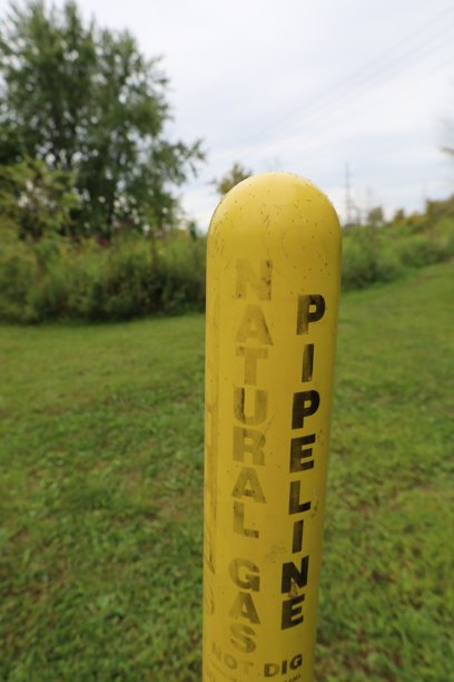自然区域内的天然气管道警告标志竖版照片图片下载