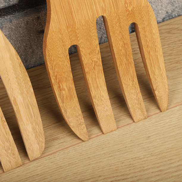 木制沙拉夹，竹制厨房用具，竹制沙拉夹，木制沙拉勺，特写和概念拍摄。电子商务照片，留白空间供书写。图片下载