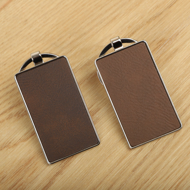 金属和皮革钥匙扣。彩色单面皮革；方形、矩形和圆形钥匙圈。概念照片，专为电子商务销售拍摄的照片。图片下载