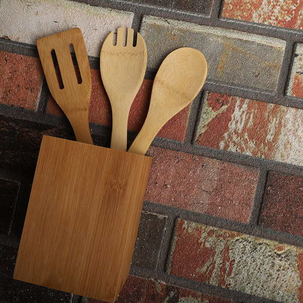 竹制餐具收纳架，竹制厨房用具，竹制餐具架，花园沙拉，竹制沙拉套装，特写和概念拍摄。电子商务照片，留白书写空间。图片下载