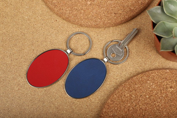 金属和皮革钥匙扣。彩色单面皮革；方形、矩形和圆形钥匙圈。概念照片，专为电子商务销售拍摄。图片下载