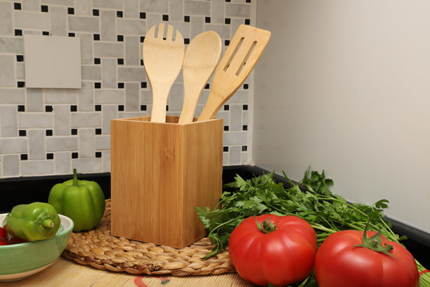 竹制餐具收纳架，竹制厨房用具，竹制餐具架，花园沙拉，竹制沙拉套装，特写和概念拍摄。电子商务照片，留白书写空间。图片下载
