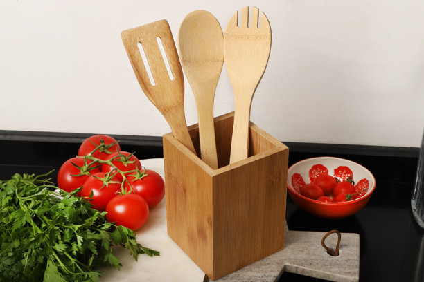 竹制餐具收纳架，竹制厨房用具，竹制餐具架，花园沙拉，竹制沙拉套装，特写和概念拍摄。电子商务照片，留白写作空间。图片下载
