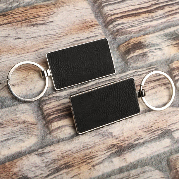 金属和皮革钥匙扣。彩色单面皮革；方形、矩形和圆形钥匙圈。概念照片，专为电子商务销售拍摄。图片下载