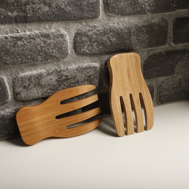 木制沙拉夹，竹制厨房用具，竹制沙拉夹，木制沙拉勺，特写和概念拍摄。电子商务照片，留白供书写。图片下载