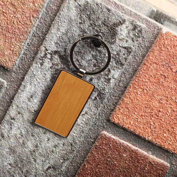 金属和皮革钥匙扣。彩色单面皮革；方形、矩形和圆形钥匙圈。概念照片，专为电子商务销售拍摄。图片下载