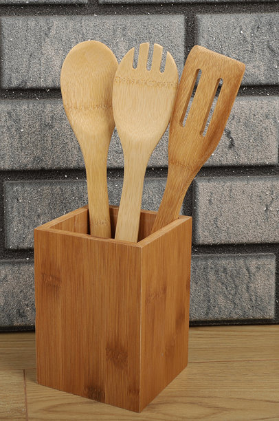 竹制餐具收纳架，竹制厨房用具，竹制餐具架，花园沙拉，竹制沙拉套装，特写和概念拍摄。电子商务照片，留白写作空间。图片下载