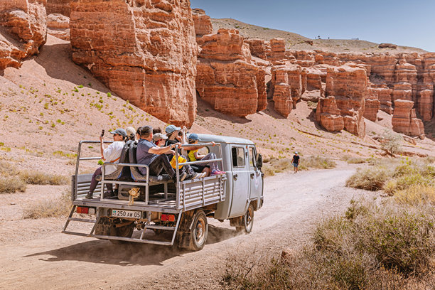 游客们在卡车上享受旅程，拍摄令人惊叹的风景照片和视频图片下载