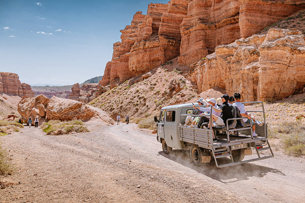 游客们在卡车上享受旅程，拍摄令人惊叹的风景照片和视频图片下载