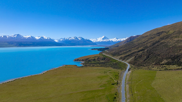鸟瞰图，公路与山地风景背景相结合图片下载